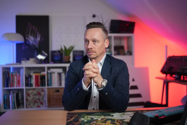 Fabian Henzler — Desk Portrait 2