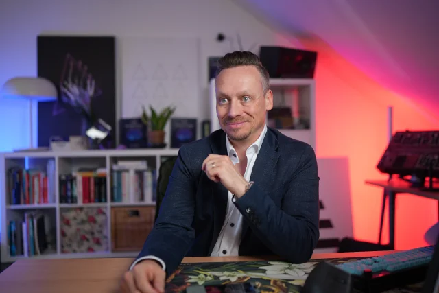 Fabian Henzler — Desk Portrait 3