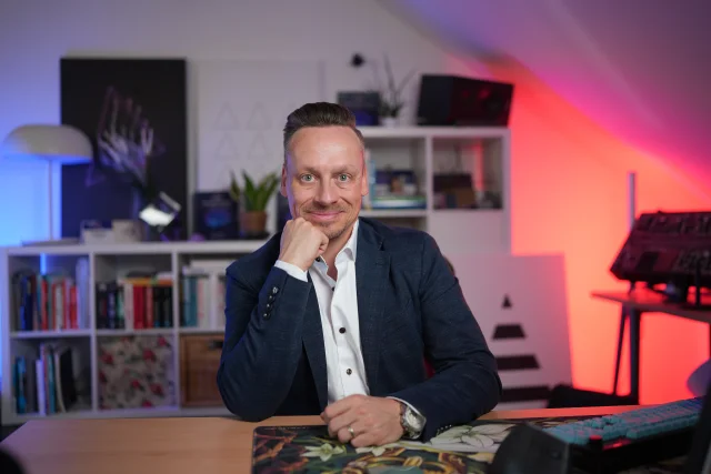 Fabian Henzler — Desk Portrait 4