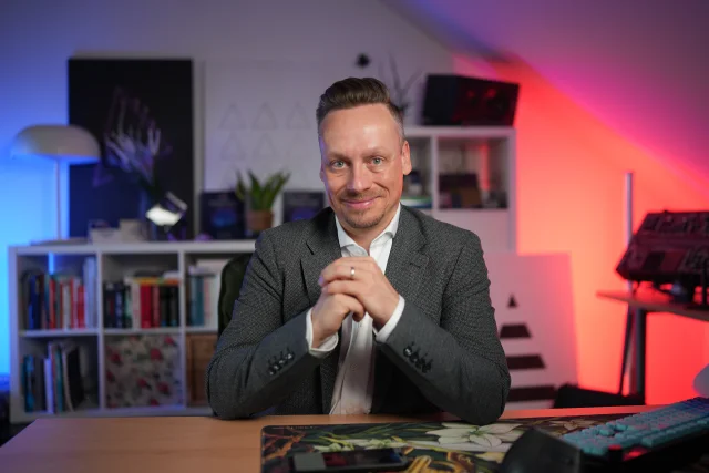 Fabian Henzler — Office Portrait 2